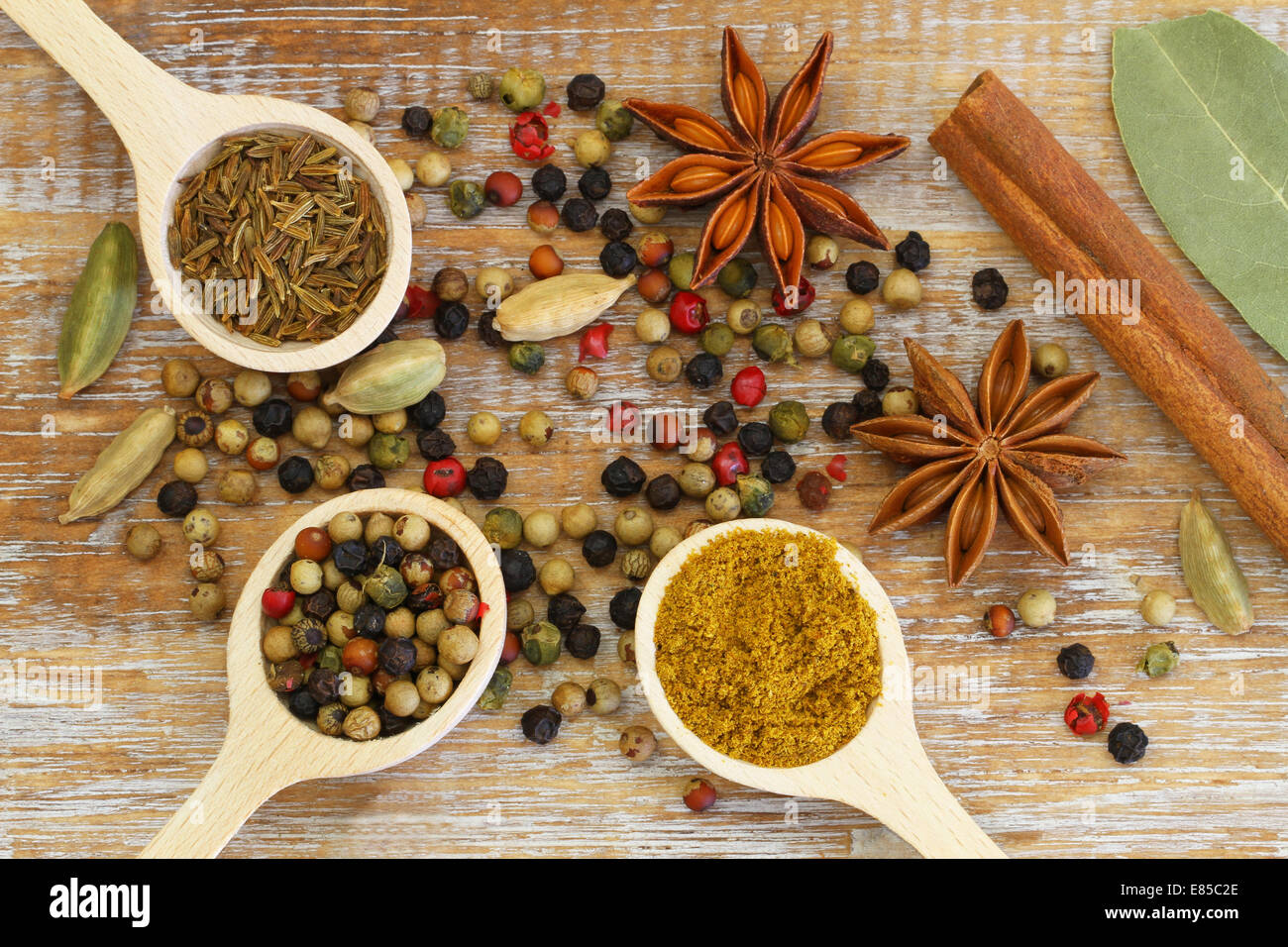 Épices indiennes sur la surface en bois Banque D'Images