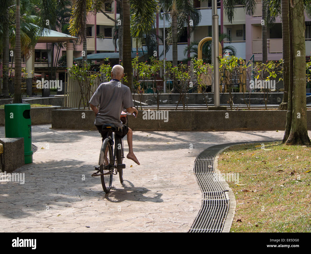 Hauts homme sur un vélo dans un logement social HDB estate à Singapour Banque D'Images