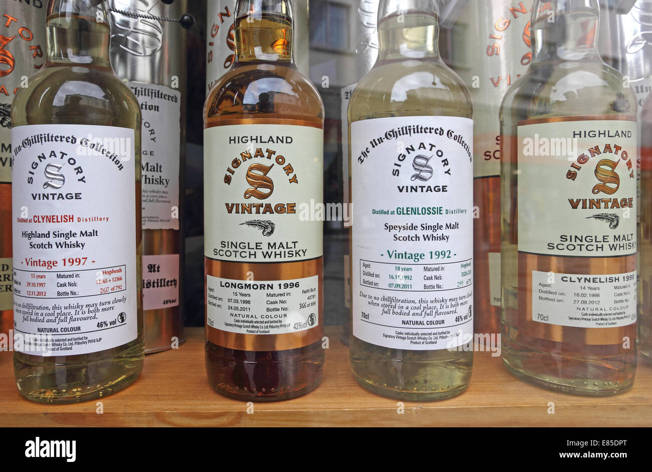 Les étiquettes des bouteilles de différentes variétés de malt whisky signataires Banque D'Images