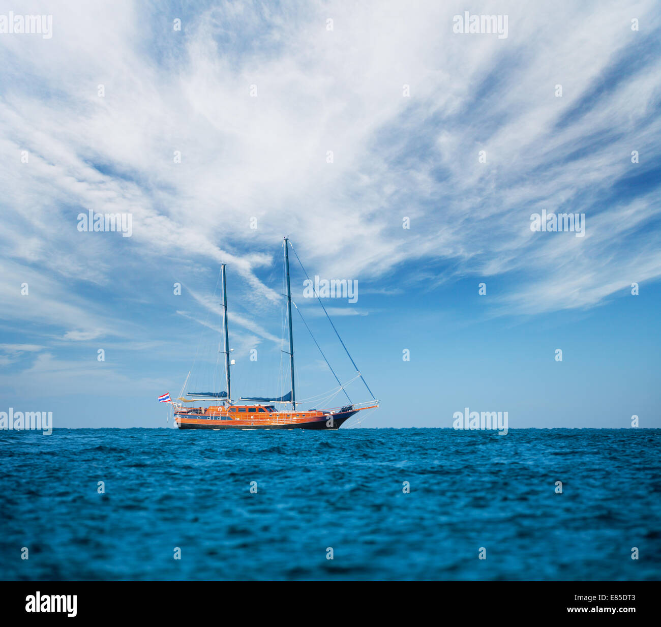 Un vieux bateau en bois en haute mer Banque D'Images