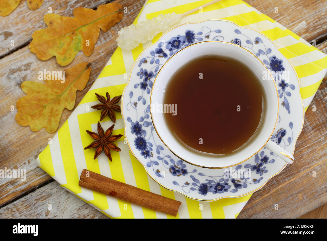 Tasse de thé, l'anis étoilé, la cannelle, les feuilles d'automne et châtaignes Banque D'Images