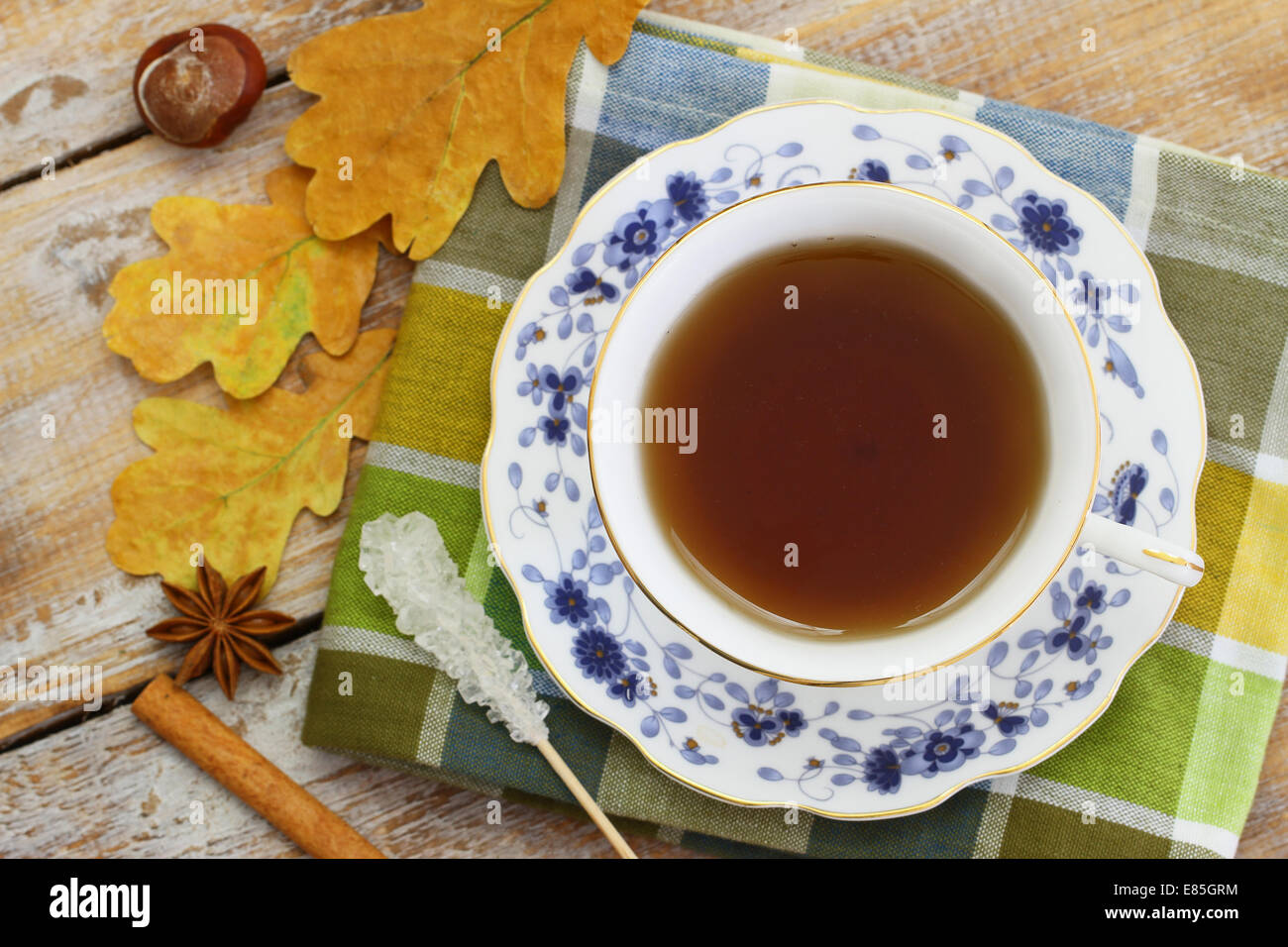 Tasse de thé, l'anis étoilé, la cannelle, les feuilles d'automne et châtaignes Banque D'Images