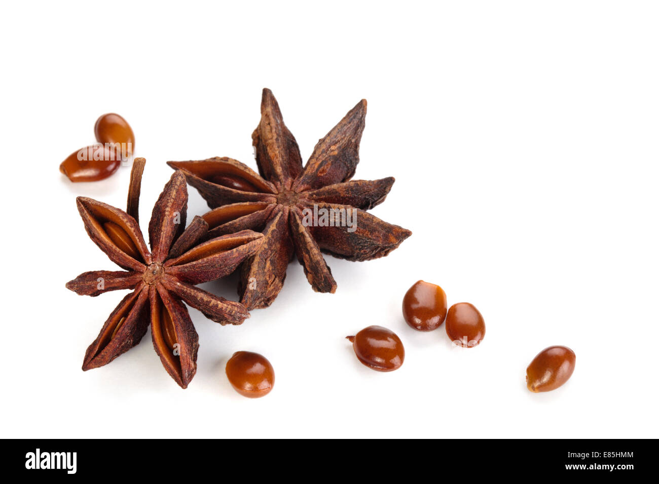 Étoile d'anis et de graines isolé sur fond blanc. Banque D'Images