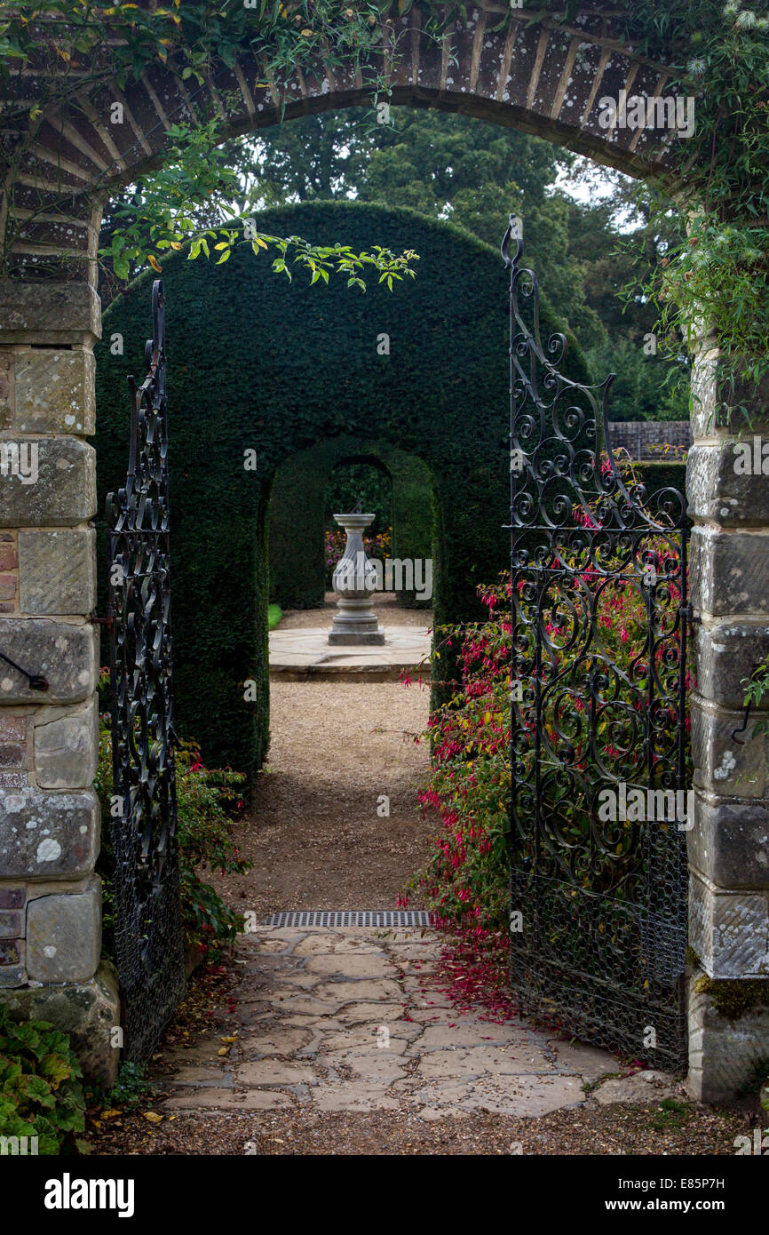 Wakehurst Place à Ardingly dans West Sussex, la propriété des Jardins botaniques royaux de Kew. Les bois et la campagne Banque D'Images