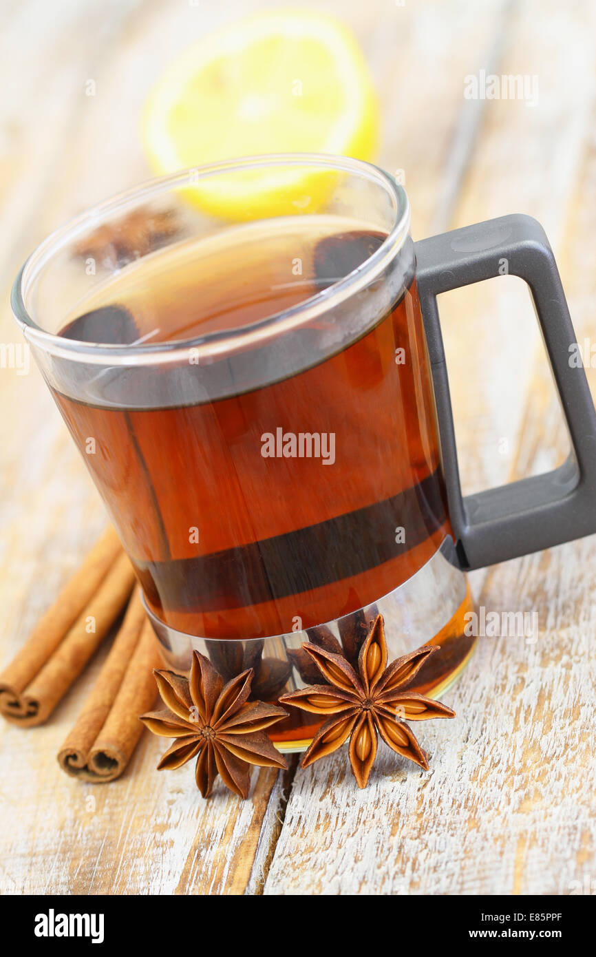Verre de thé, l'anis étoilé, cannelle et citron Banque D'Images
