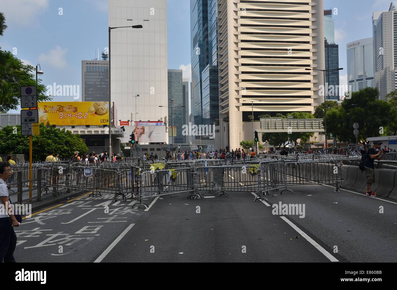 Le mercredi 1er octobre 2014, un jour férié pour marquer le 65e anniversaire de la fondation de la République populaire de Chine, une barricade bloque Connaught Road Central comme des milliers de jeunes participent à la quatrième journée de la manifestation pro-démocratie connu comme 'Central' OCCUPER, bloquer la circulation sur les routes principales dans le centre-ville de Hong Kong. L'ambiance continue d'être calme et non-violent, alors que trois jours plus tôt, des manifestants devant les gaz lacrymogènes et du poivre de cayenne à partir de la police en tenue anti-émeute complète. Credit : Stefan Irvine/Alamy Live News Banque D'Images
