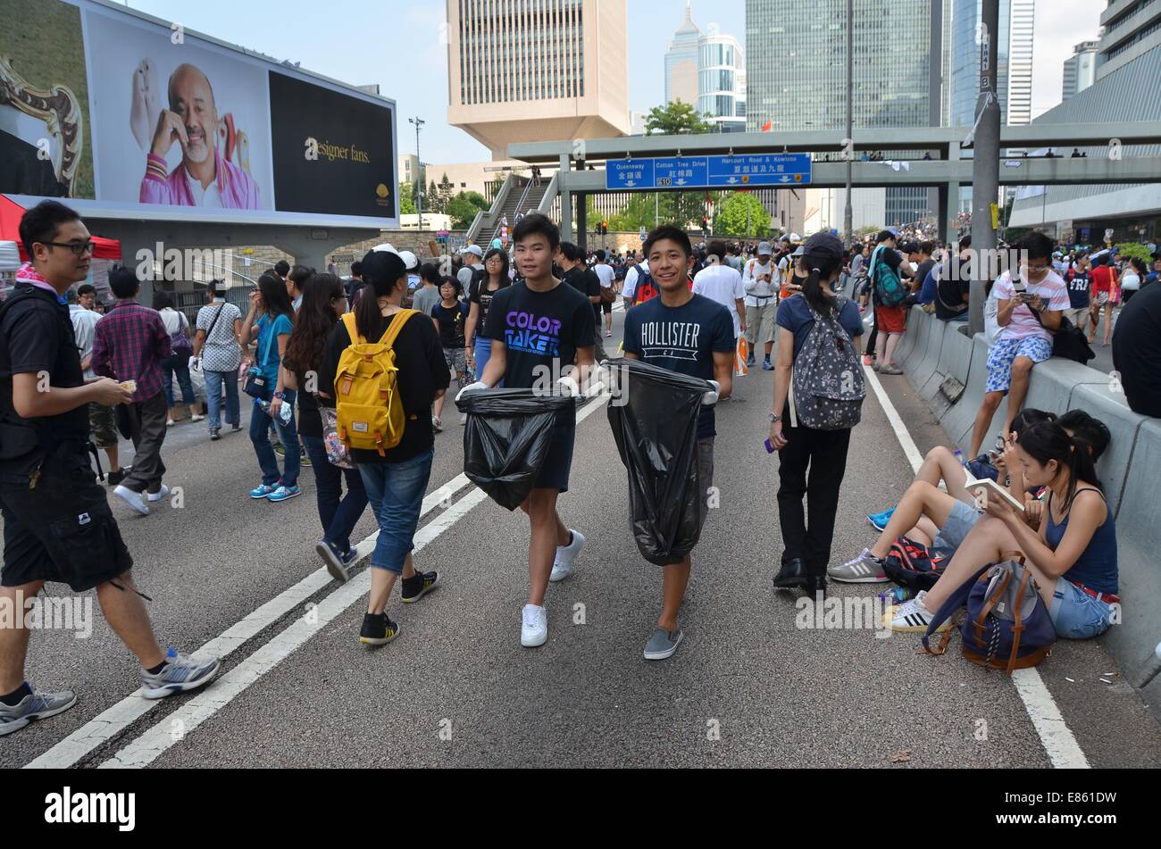 Le mercredi 1er octobre 2014, un jour férié pour marquer le 65e anniversaire de la fondation de la République populaire de Chine, des protestataires collecter des déchets comme des milliers de jeunes participent à la quatrième journée de la manifestation pro-démocratie connu comme 'Central' OCCUPER, bloquer la circulation sur les routes principales dans le centre-ville de Hong Kong. L'ambiance continue d'être calme et non-violent, alors que trois jours plus tôt, des manifestants devant les gaz lacrymogènes et du poivre de cayenne à partir de la police en tenue anti-émeute complète. Credit : Stefan Irvine/Alamy Live News Banque D'Images