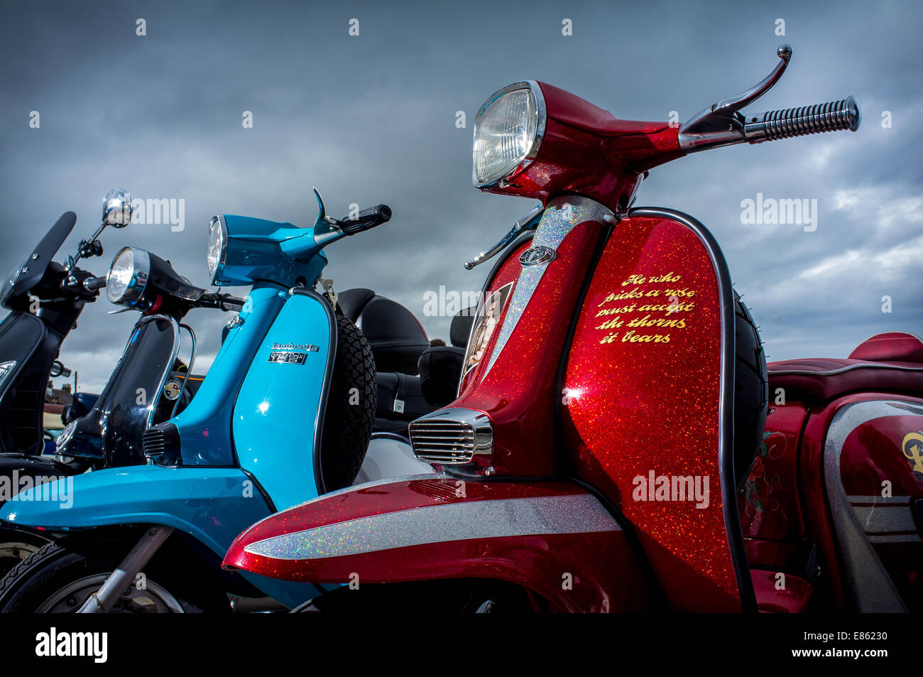 Vintage scooters, Vespas et Lambrettas stationné à l'extérieur ensemble Banque D'Images