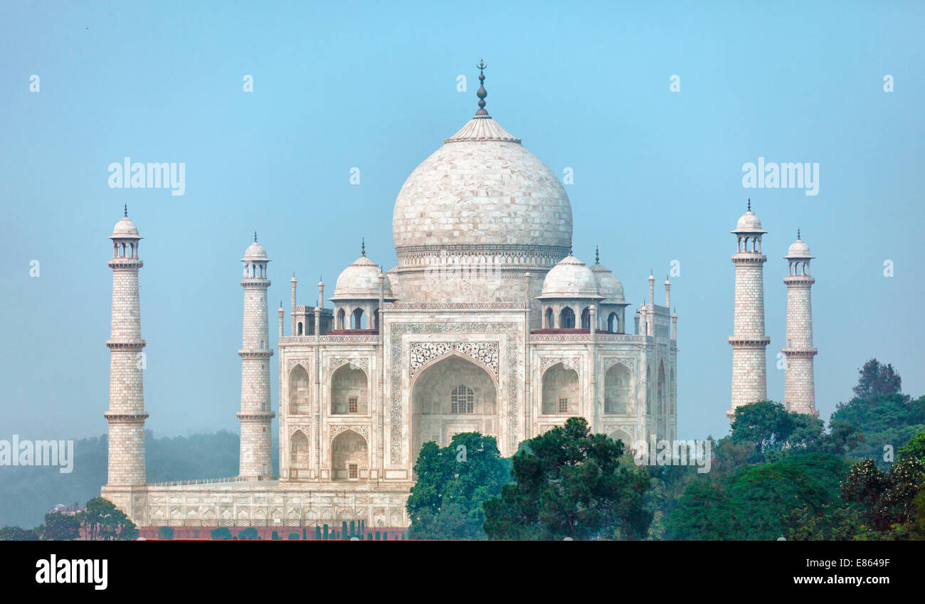 Le fameux Taj Mahal à partir d'un angle inhabituel. Agra, Inde Banque D'Images