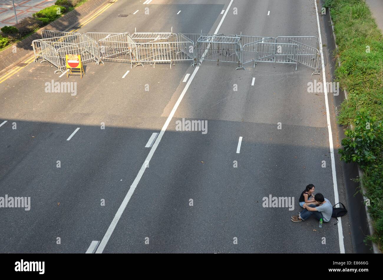 Le mercredi 1er octobre 2014, un jour férié pour marquer le 65e anniversaire de la fondation de la République populaire de Chine, une barricade bloque Gloucester Road, une autoroute à 8 voies, alors que des milliers de jeunes participent à la quatrième journée de la manifestation pro-démocratie connu comme 'Central' OCCUPER, bloquer la circulation sur les routes principales dans le centre-ville de Hong Kong. L'ambiance continue d'être calme et non-violent, alors que trois jours plus tôt, des manifestants devant les gaz lacrymogènes et du poivre de cayenne à partir de la police en tenue anti-émeute complète. Credit : Stefan Irvine/Alamy Live News Banque D'Images