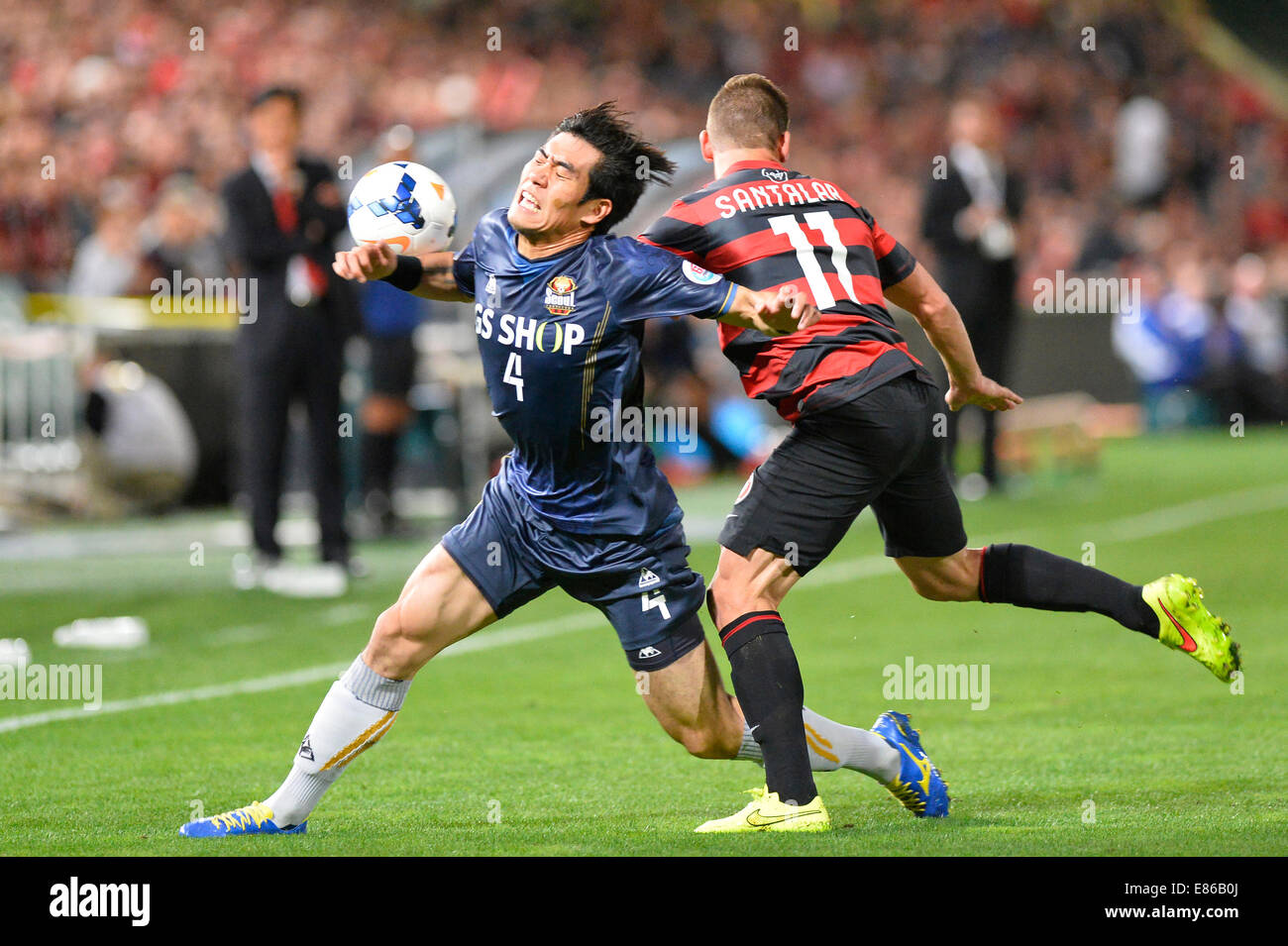 Sydney, Australie. 06Th Oct, 2014. Ligue des Champions demi-finale 2ème jambe. Western Sydney Wanderers v FC Séoul. Brendon Santalab Wanderers en avant et Seouls defender Kim Ju-young. Wanderers a gagné 2-0. Credit : Action Plus Sport/Alamy Live News Banque D'Images