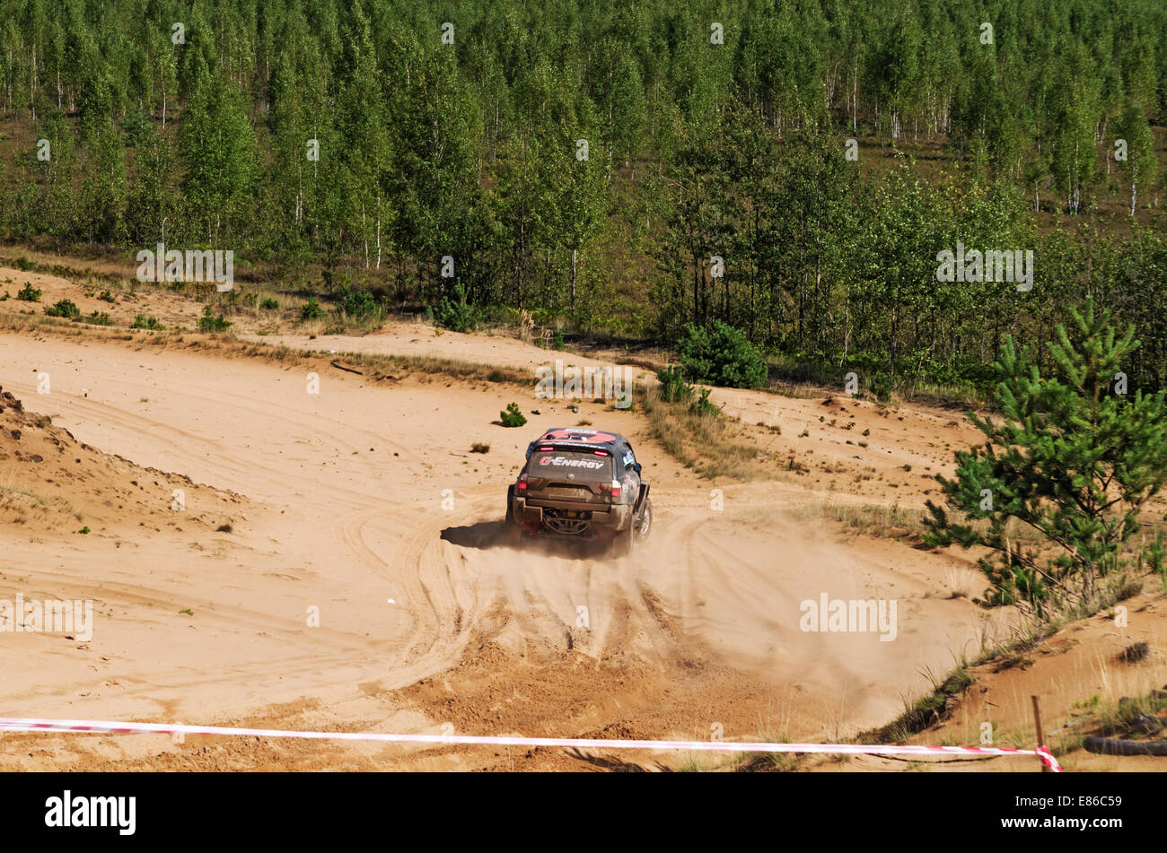 Courses sur un rallye-raid sur les dunes de sable. Banque D'Images