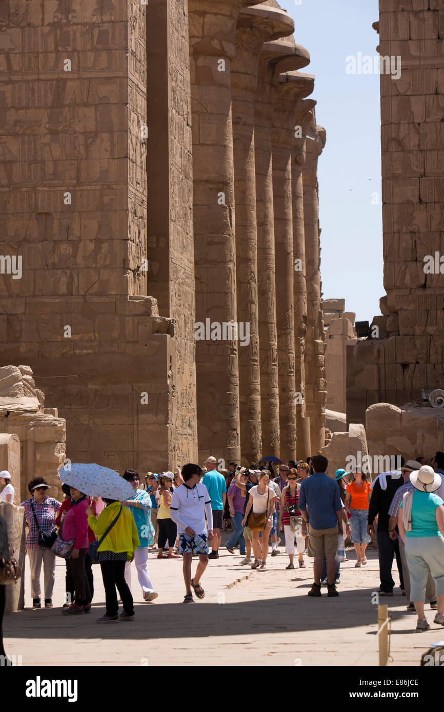 Egypte, Louxor, Temple de Karnak, les touristes en salle hypostyle Banque D'Images