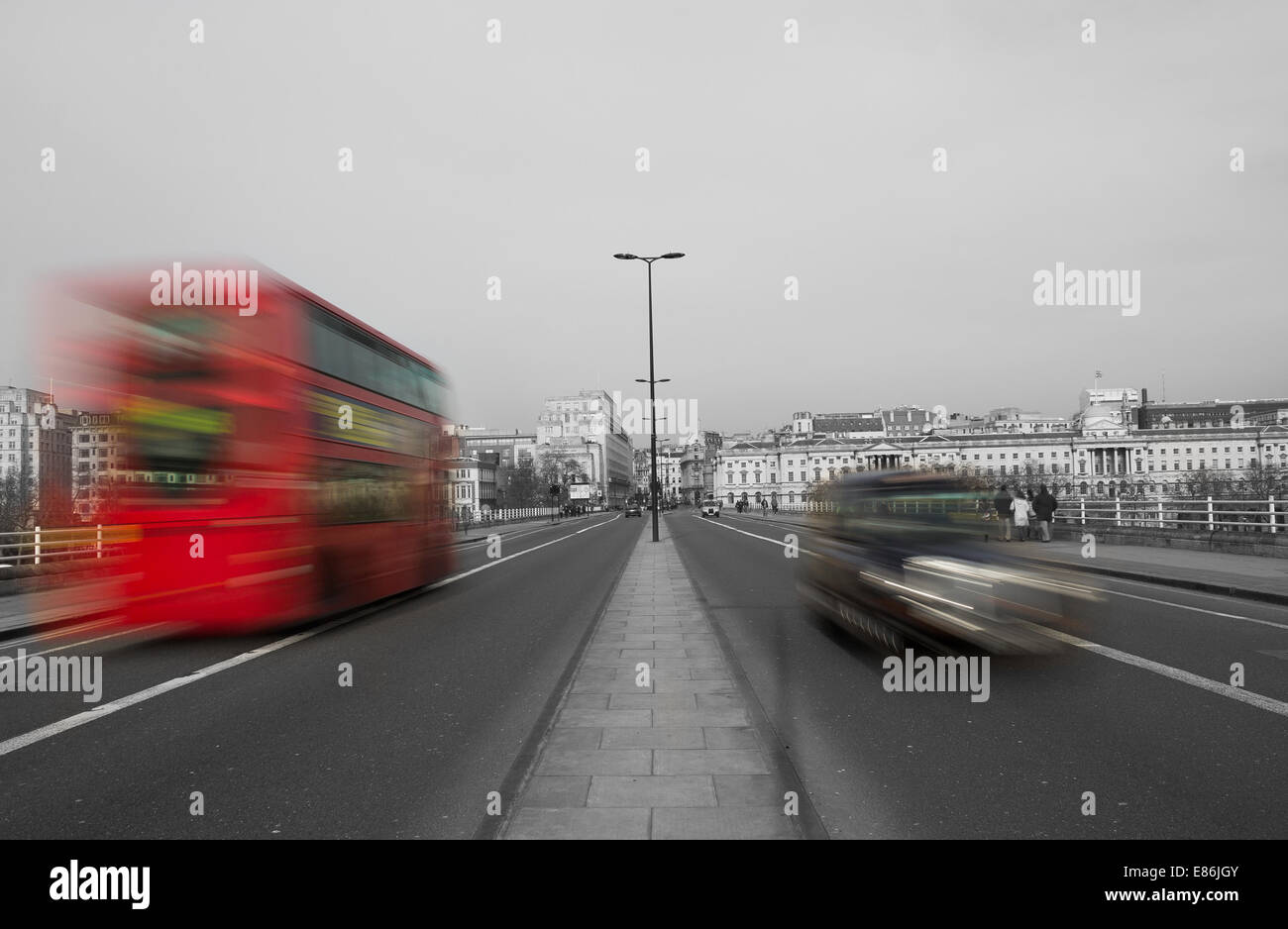 London Red Bus et un taxi noir sur une route dans le Londres brouillé par motion Banque D'Images