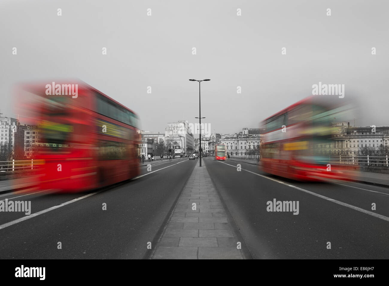 Les bus rouges de Londres sur une route dans le Londres brouillé par motion Banque D'Images
