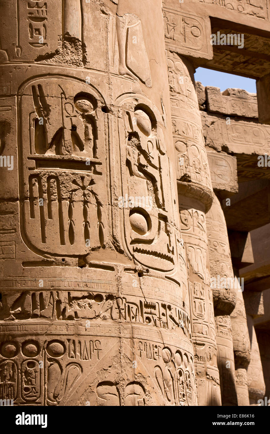 Egypte, Louxor, Temple de Karnak, salle hypostyle, hiéroglyphes sur pilier Banque D'Images