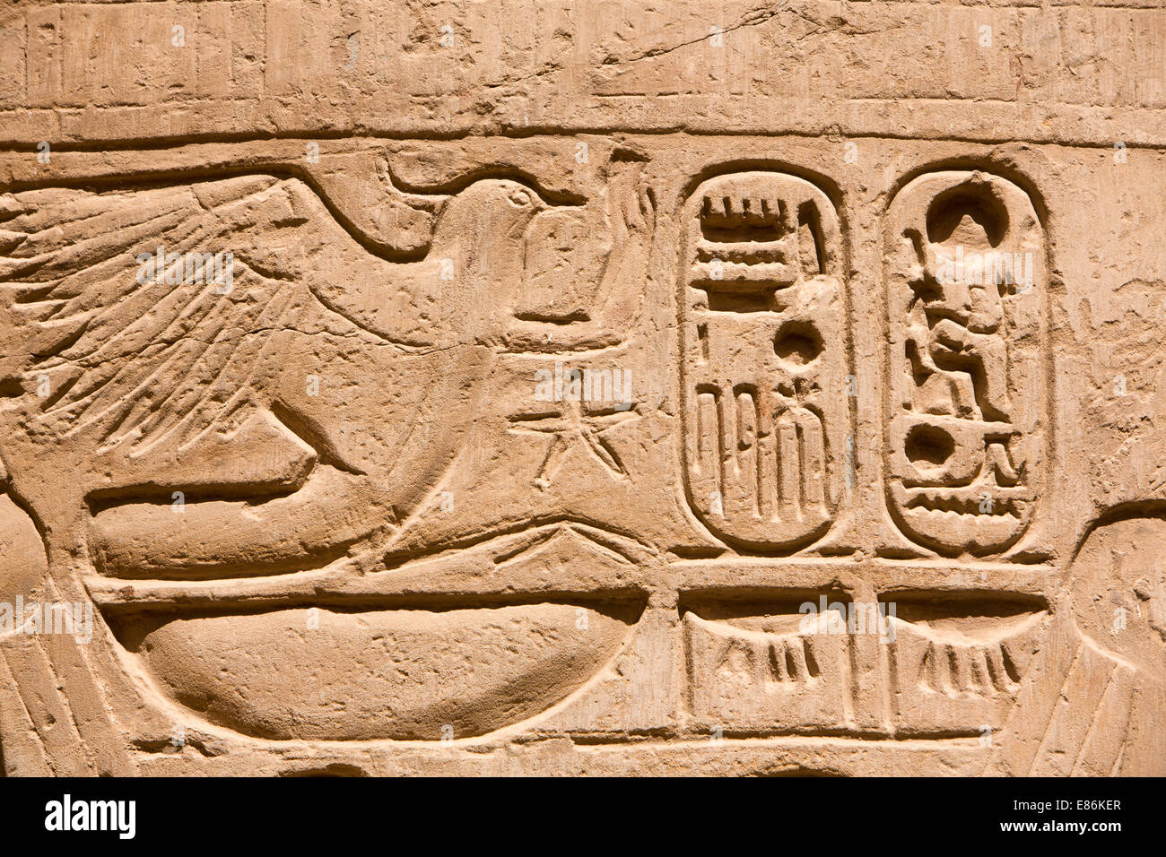 Egypte, Louxor, Temple de Karnak, bas-relief de l'oiseau en vol Banque D'Images