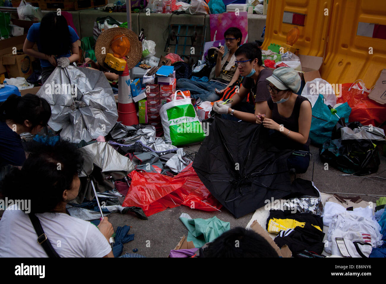 Hong Kong. 30 Septembre, 2014. Parapluies à réparer. Manifestations contre la décision de Beijing à Hong Kong offre les électeurs, le choix des candidats aux élections 2017 Chef de l'exécutif dans la liste approuvée des candidats, plutôt que d'une liste ouverte. Credit : SCWLee/Alamy Live News Banque D'Images