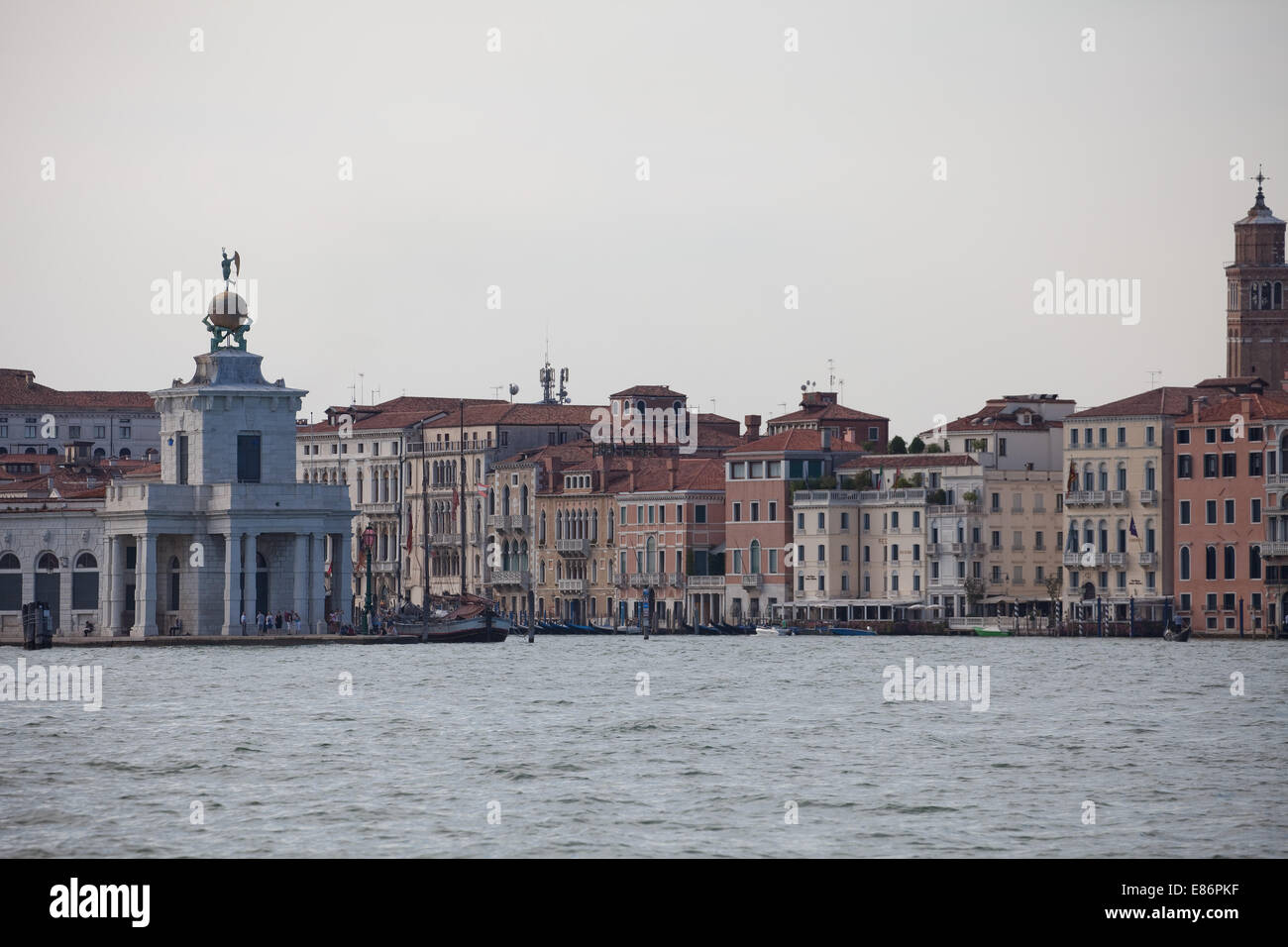 Venise, Italie,les grands canaux d'entrée de la lagune,ouvert,une véritable mer de bâtiments, de ponts, de campaniles,gondoles p Banque D'Images