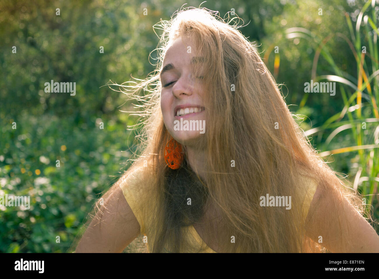 Smiling blonde joyeuse. Tête et des épaules. Happy woman Banque D'Images