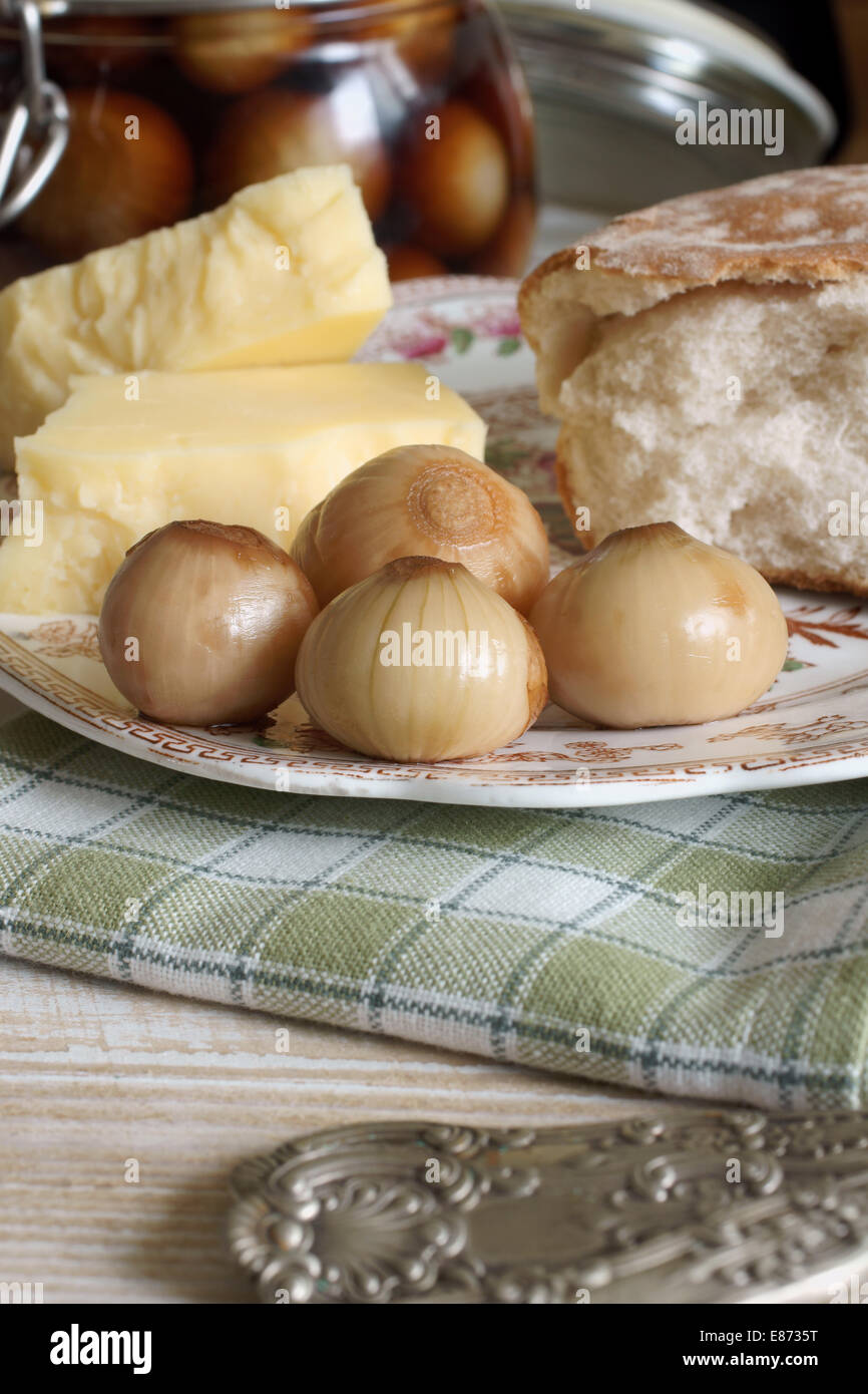 Plowmans lunch accueil faites oignons marinés servis avec du pain et du fromage Banque D'Images