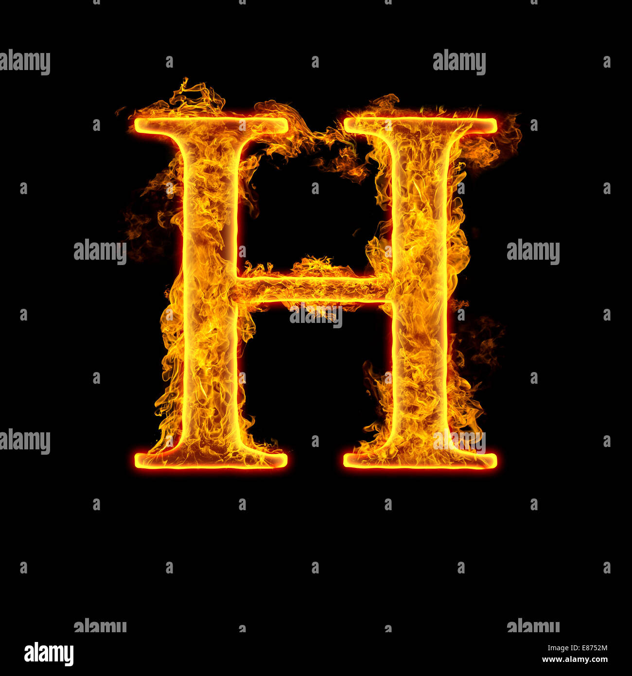 Lettre de l'alphabet H feu isolé sur fond noir. Banque D'Images