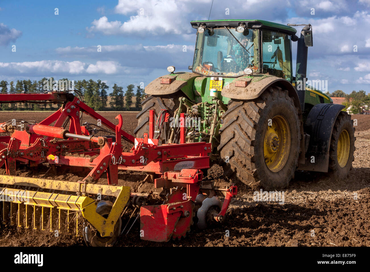 Champ de labourage de tracteur John Deere, République tchèque agricole Banque D'Images