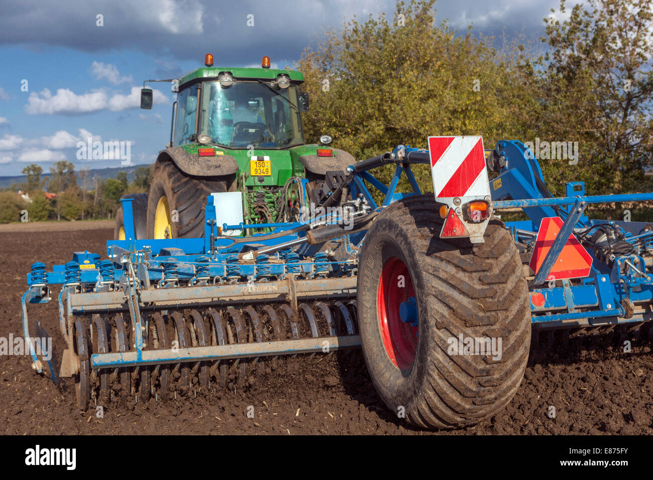 Travail agro-technique d'automne, champ de labourage de tracteur agriculteur de la République tchèque Banque D'Images