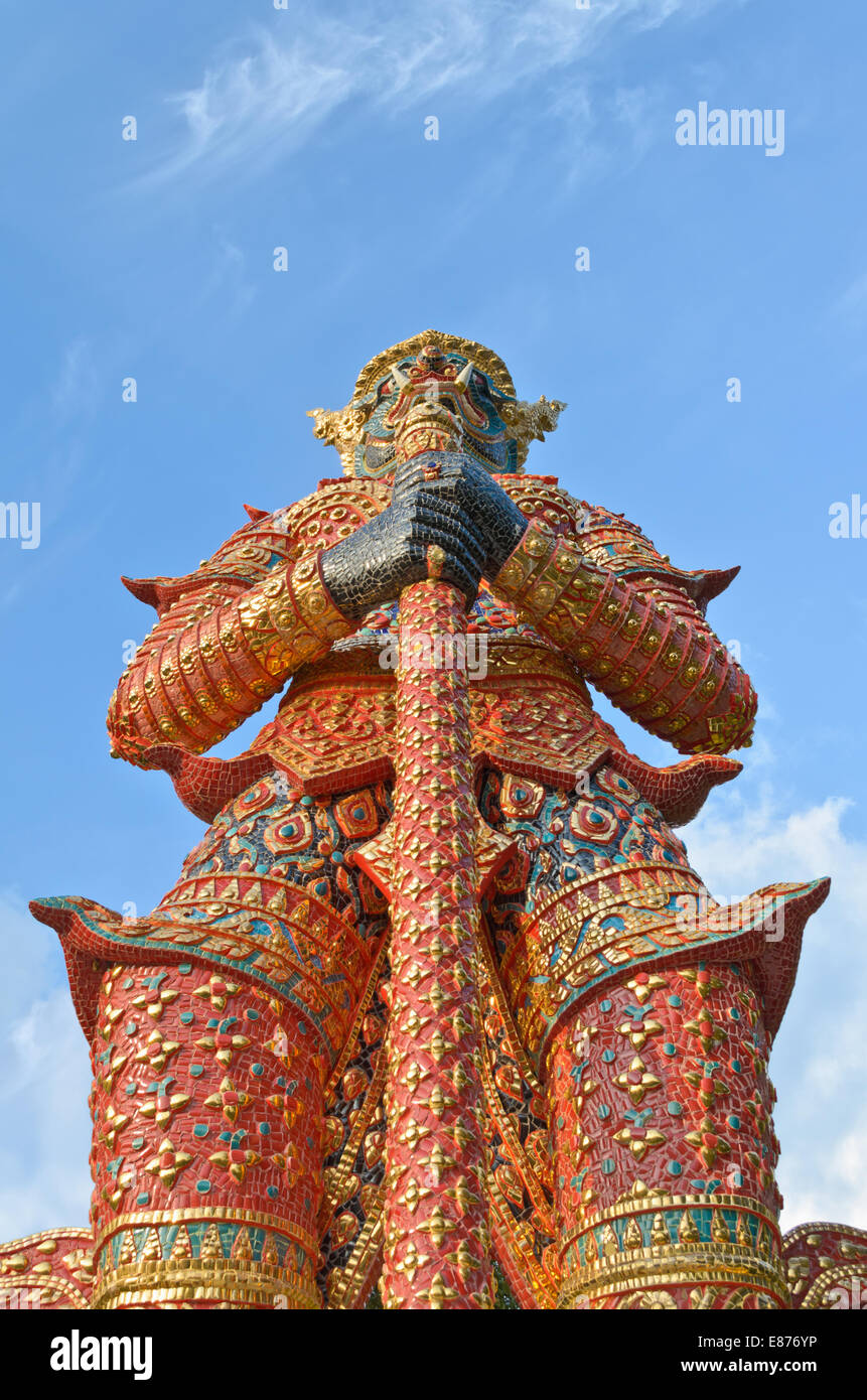 Statue géante tenant un baton de Thaïlande temple concierge Banque D'Images