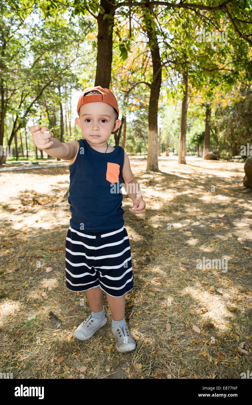 Enfant mignon petit garçon dans le parc de la nature à l'été. L'utiliser pour bébé, éducation ou le concept d'amour Banque D'Images