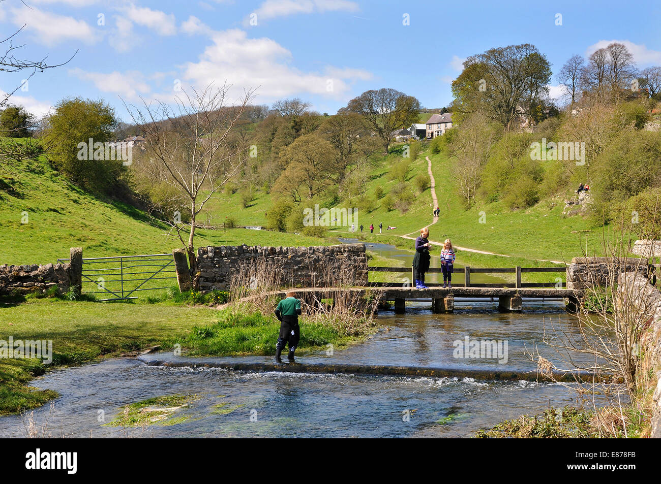 Bradford Dale, près de Attalens, Derbyshire, Peak District National Park, Royaume-Uni. La mère et la fille sont sur un vieux pont battant. Banque D'Images