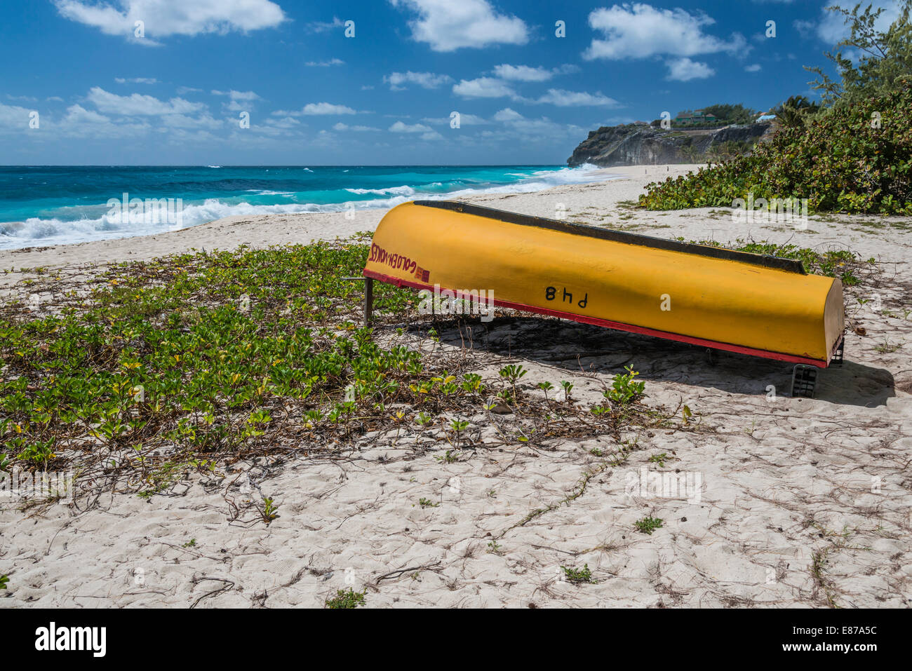 Jaune tournée vers le bateau sur la plage de Foul Bay, Barbados, West Indies. Banque D'Images