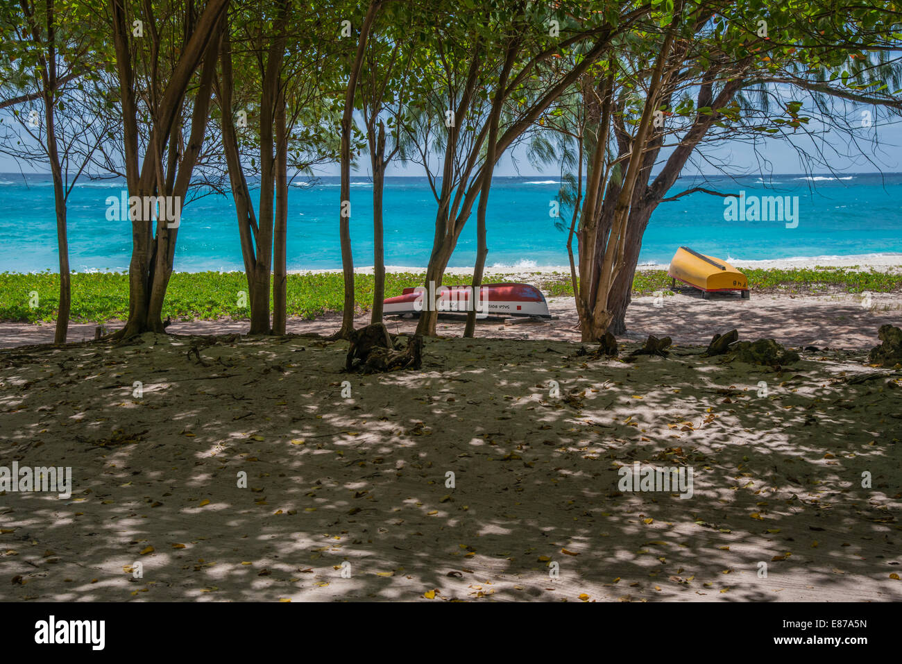 Bateaux renversés sur la plage de Foul Bay à la Barbade, dans les Antilles. Banque D'Images