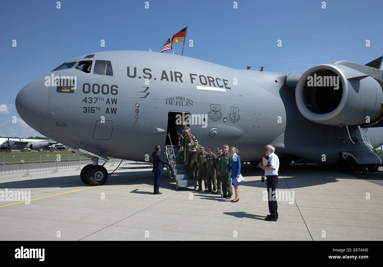 Schönefeld, Allemagne, des soldats sur un Boeing C-17 à ILA 2014 Banque D'Images