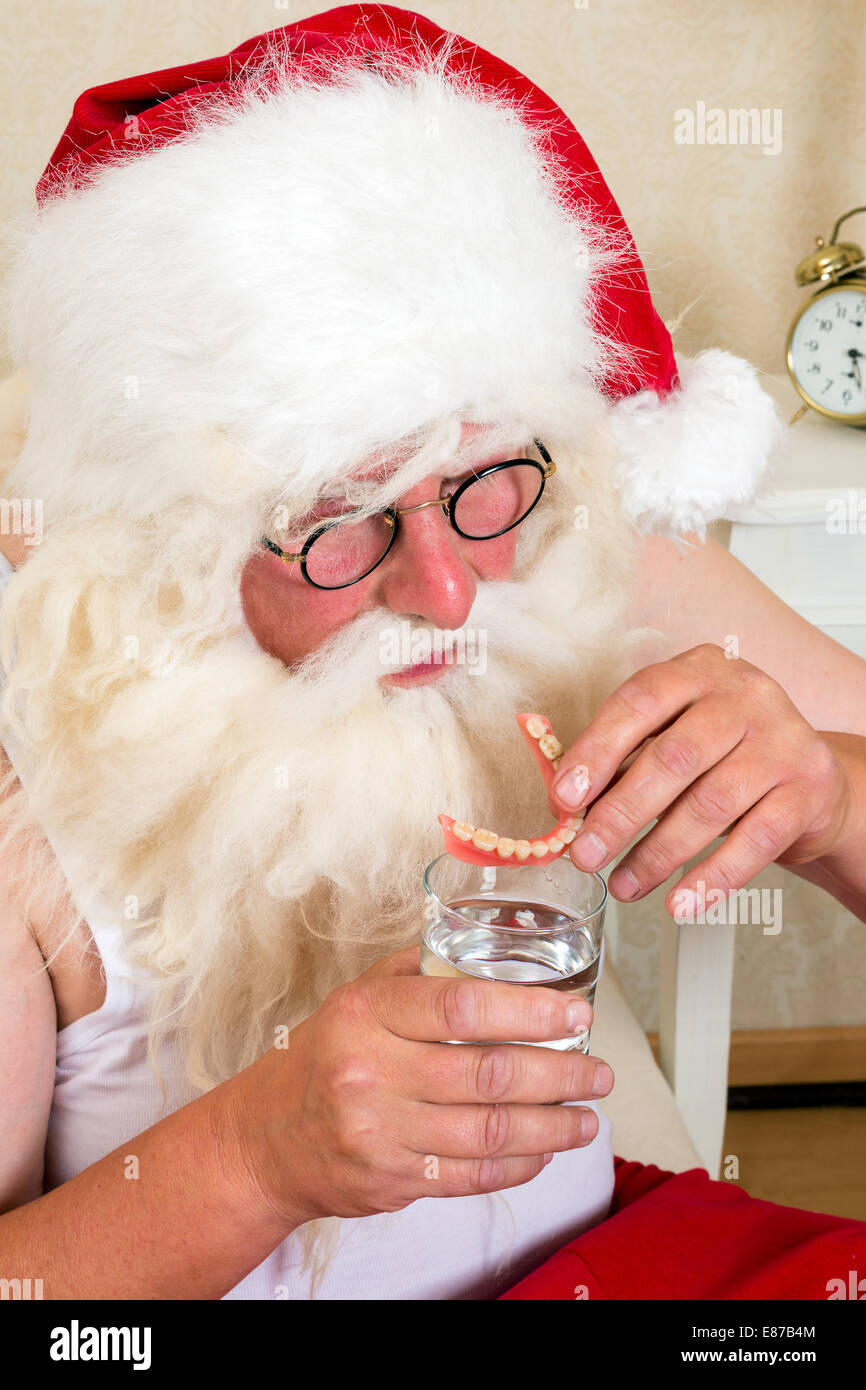 Rituel du matin de Santa Claus, mettant ses fausses dents en Banque D'Images