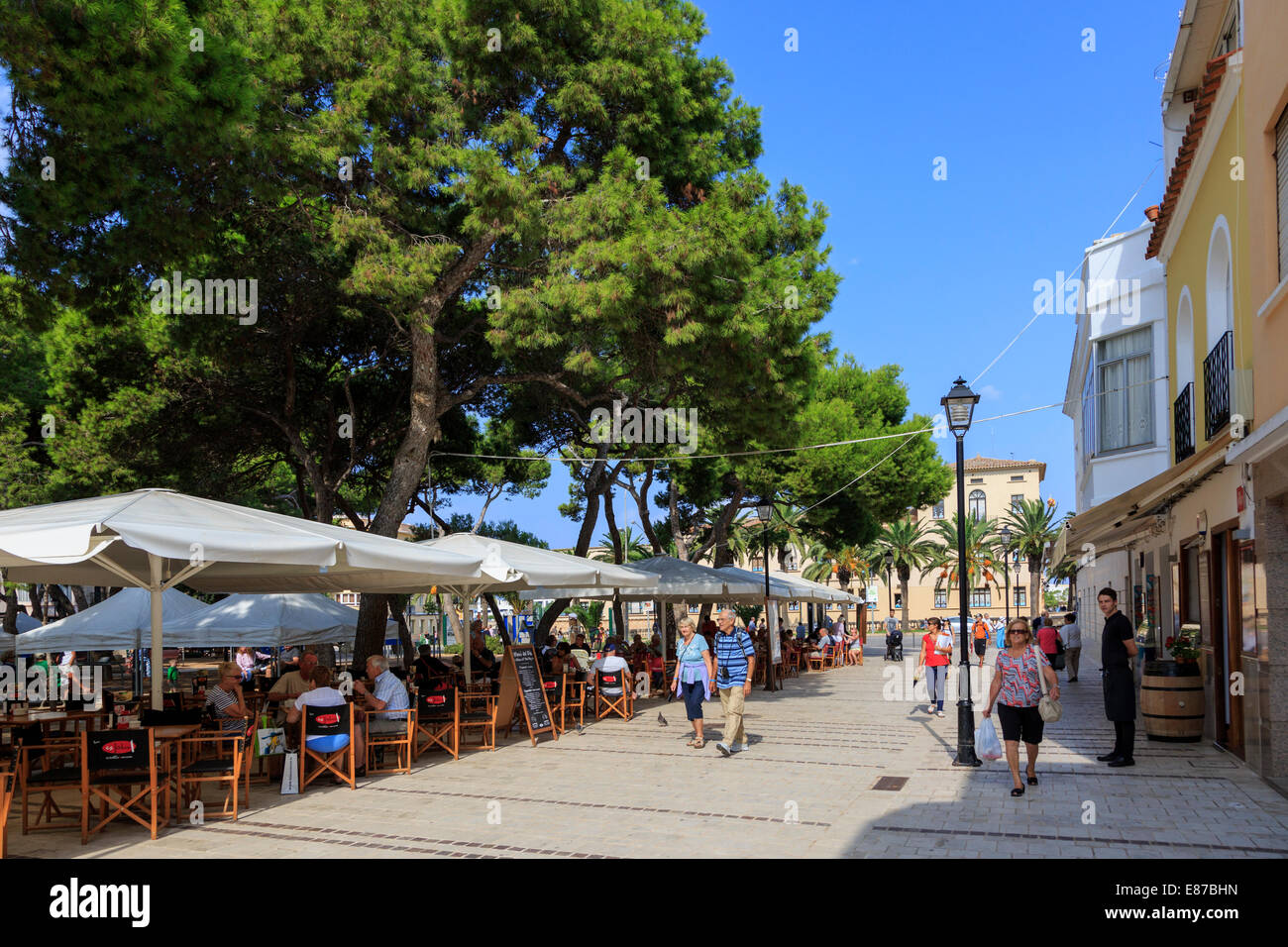 Cafés et en dehors des tables et des chaises à la Place des Pins, Ciutadella, Minorque, Espagne Banque D'Images