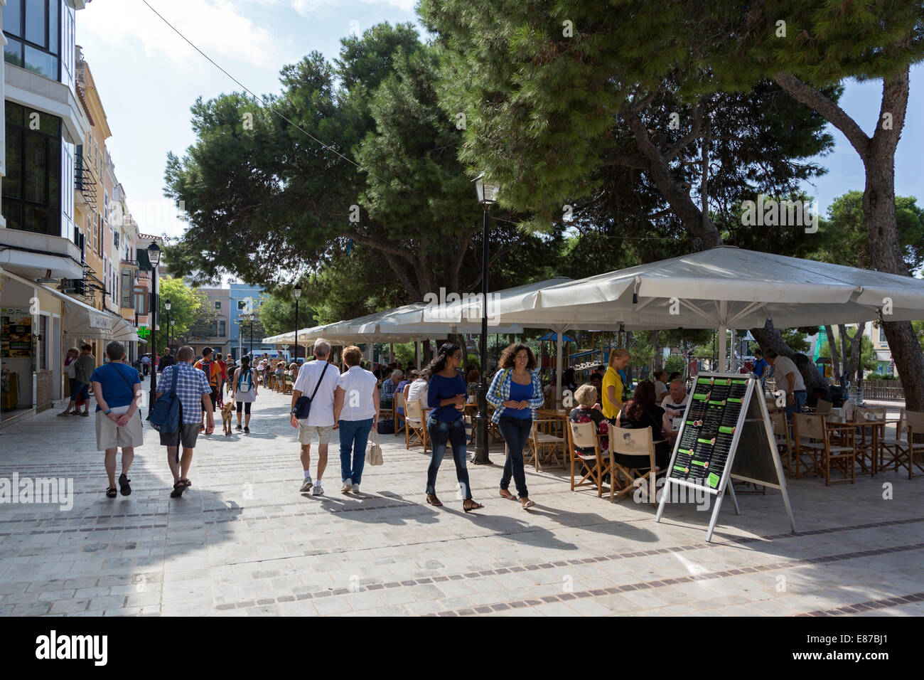 Cafés et en dehors des tables et des chaises à la Place des Pins, Ciutadella, Minorque, Espagne Banque D'Images