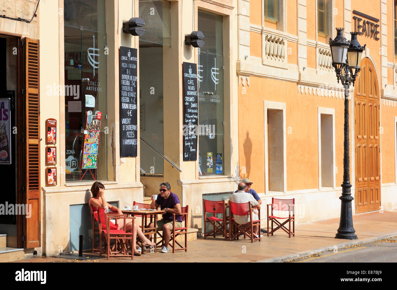 Les personnes prenant des rafraîchissements aux tables à l'extérieur des cafés et des bars dans la Placa des naissance, Ciutadella, Minorque, Espagne Banque D'Images