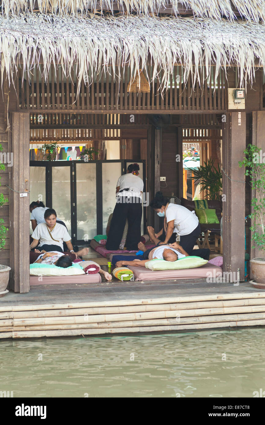 Massage thaïlandais dans un cottage en Thaïlande Banque D'Images