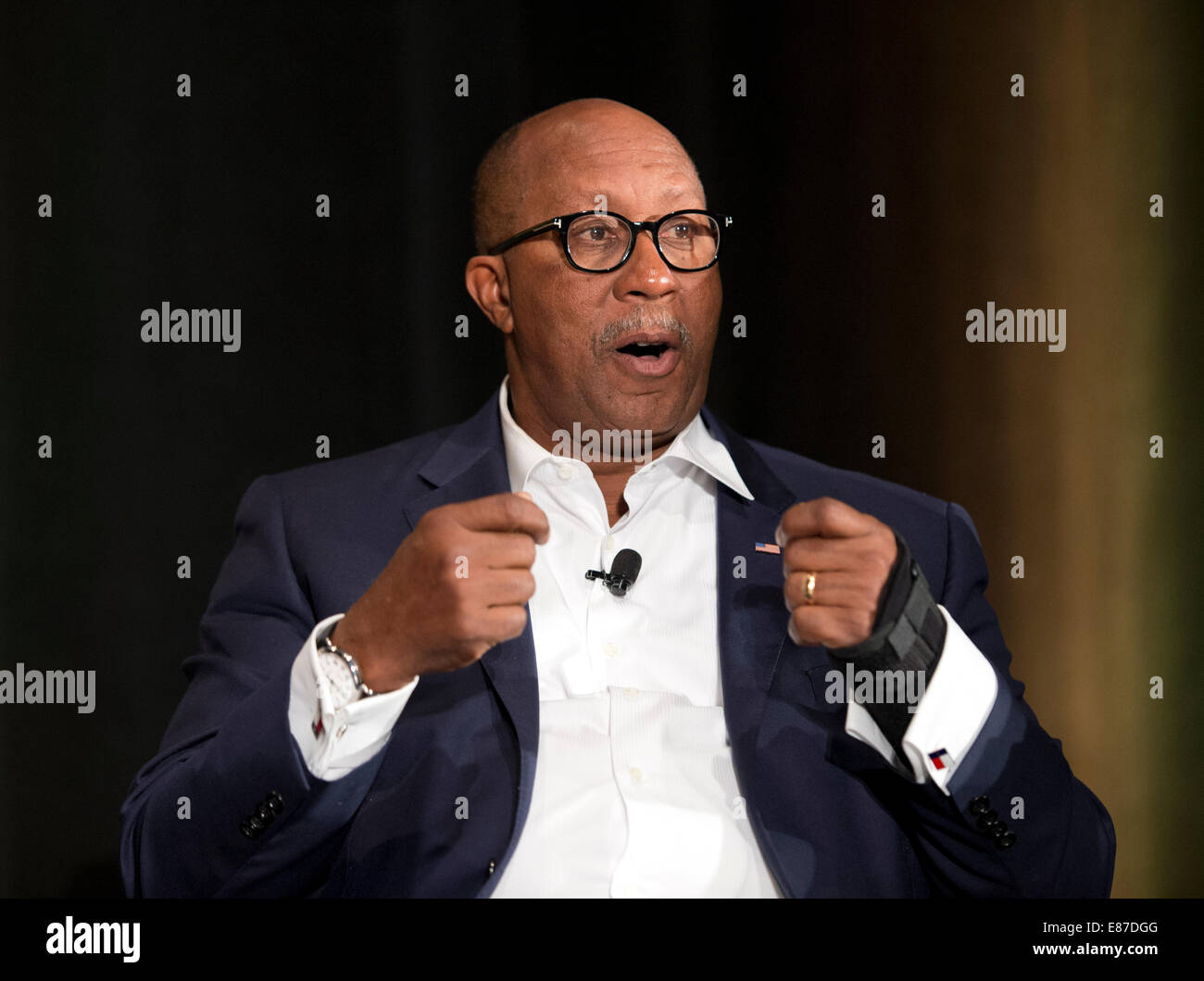 Ancien représentant américain au commerce, Ron Kirk met un point au cours d'une discussion politique au Texas Tribune Festival at UT-Austin Banque D'Images