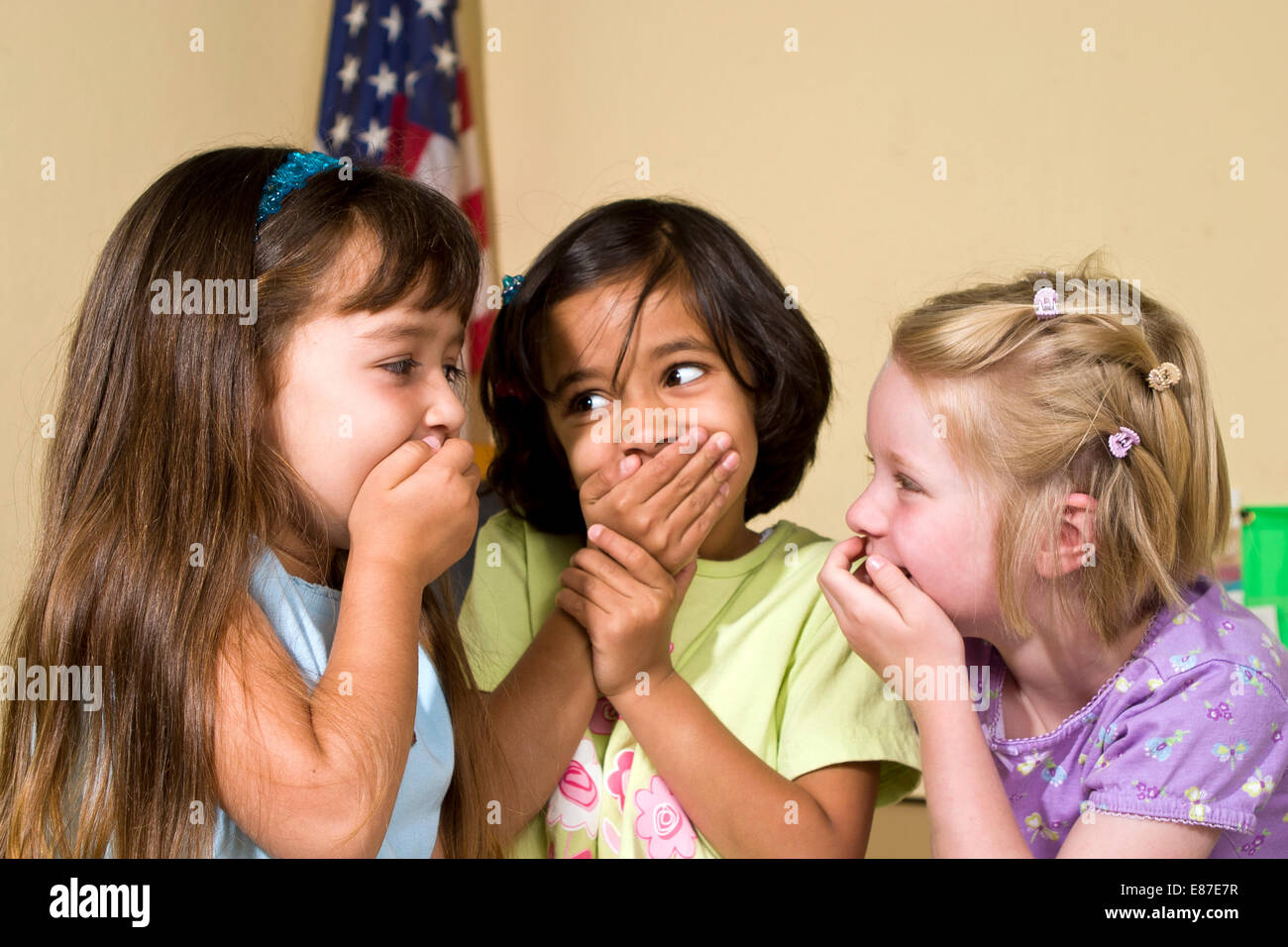 La diversité raciale inter ethnique multi raciales diversifiées multi culturel multiculturel groupe interracial filles de maternelle des enfants ayant l'amusement jouer jouer Banque D'Images