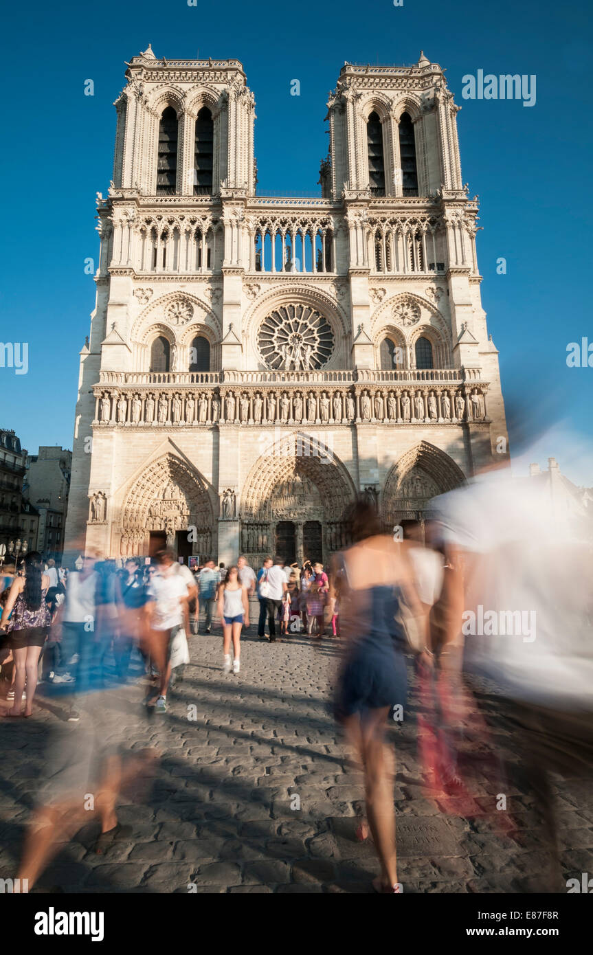 Notre Dame de Paris, cathédrale Notre-Dame, façade ouest, de flou de touristes, l'Ile de la Cité, Paris, France Banque D'Images