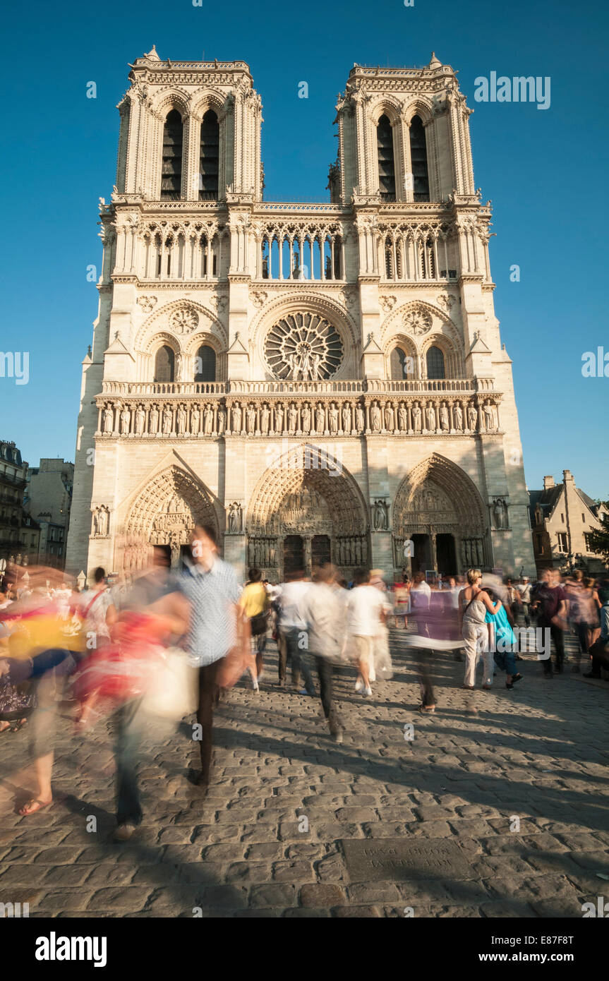Notre Dame de Paris, cathédrale Notre-Dame, façade ouest, de flou de touristes, l'Ile de la Cité, Paris, France Banque D'Images