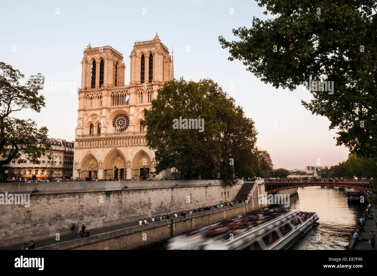 Notre Dame de Paris, cathédrale Notre-Dame, façade ouest, de flou de riverboat, Ile de la Cite, Seine, Paris, France Banque D'Images