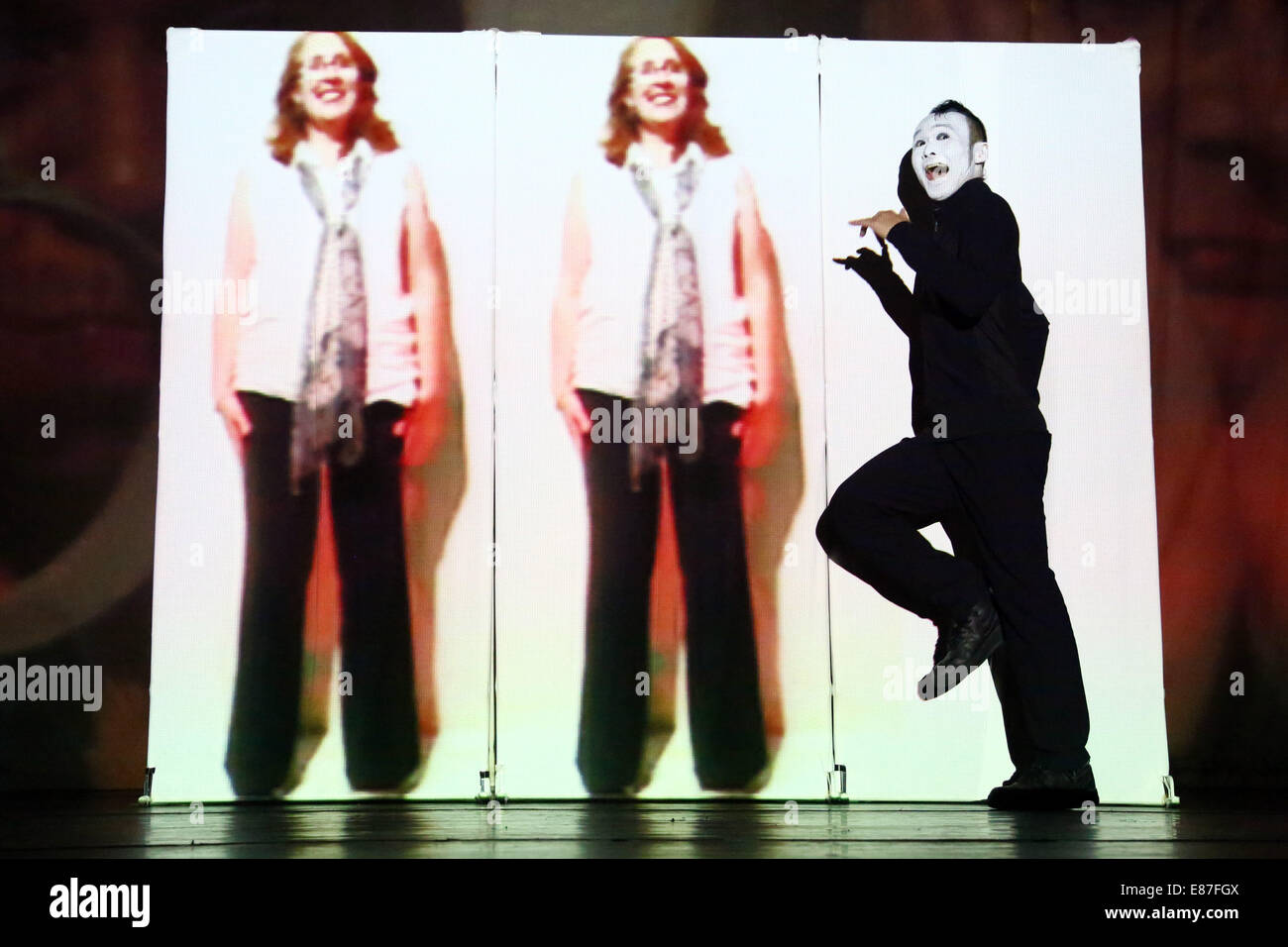 Londres, Royaume-Uni. 1er octobre 2014. Siro-A Tour lancer au Leicester Square Theatre, Londres. Siro-A ont été facturés comme 'Japan's answer le Blue Man Group' et leur combinaison révolutionnaire d'effets visuels, mime, danse, humour, musique, magie, marionnettes et la participation du public est certainement à la hauteur de cette réputation. Les six interprètes interagissent avec la technologie dans de nouveaux moyens remarquables, fondant la projection vidéo 3D spectaculaire, la lumière de l'animation et de superbes effets laser avec chorégraphie extraordinaire, humour, magie et ingénieuse réinvention de l'art ancien du Japon de marionnettes d'ombre. Banque D'Images