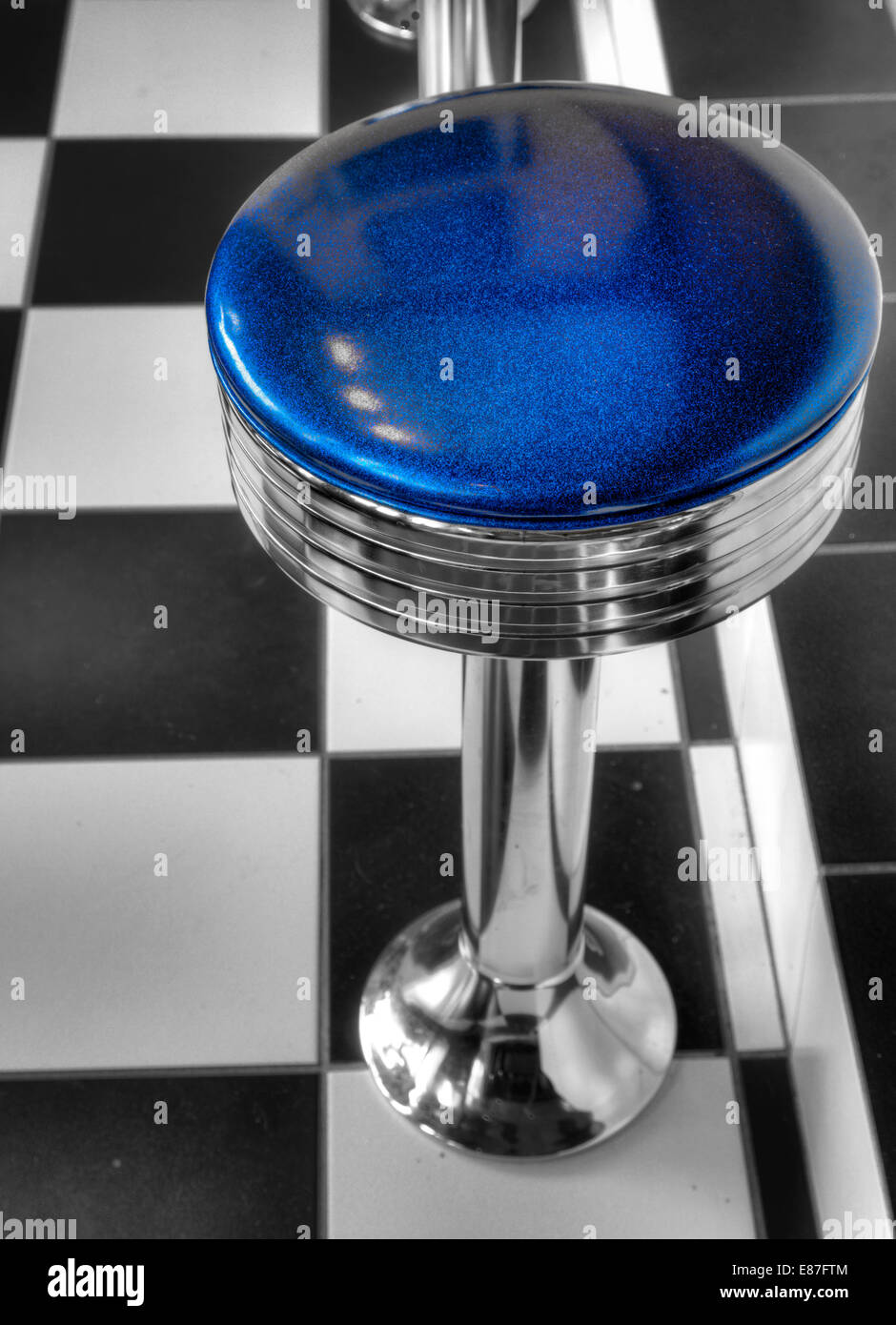 Metal tabouret bar avec siège à carreaux bleu contre l'étage Banque D'Images
