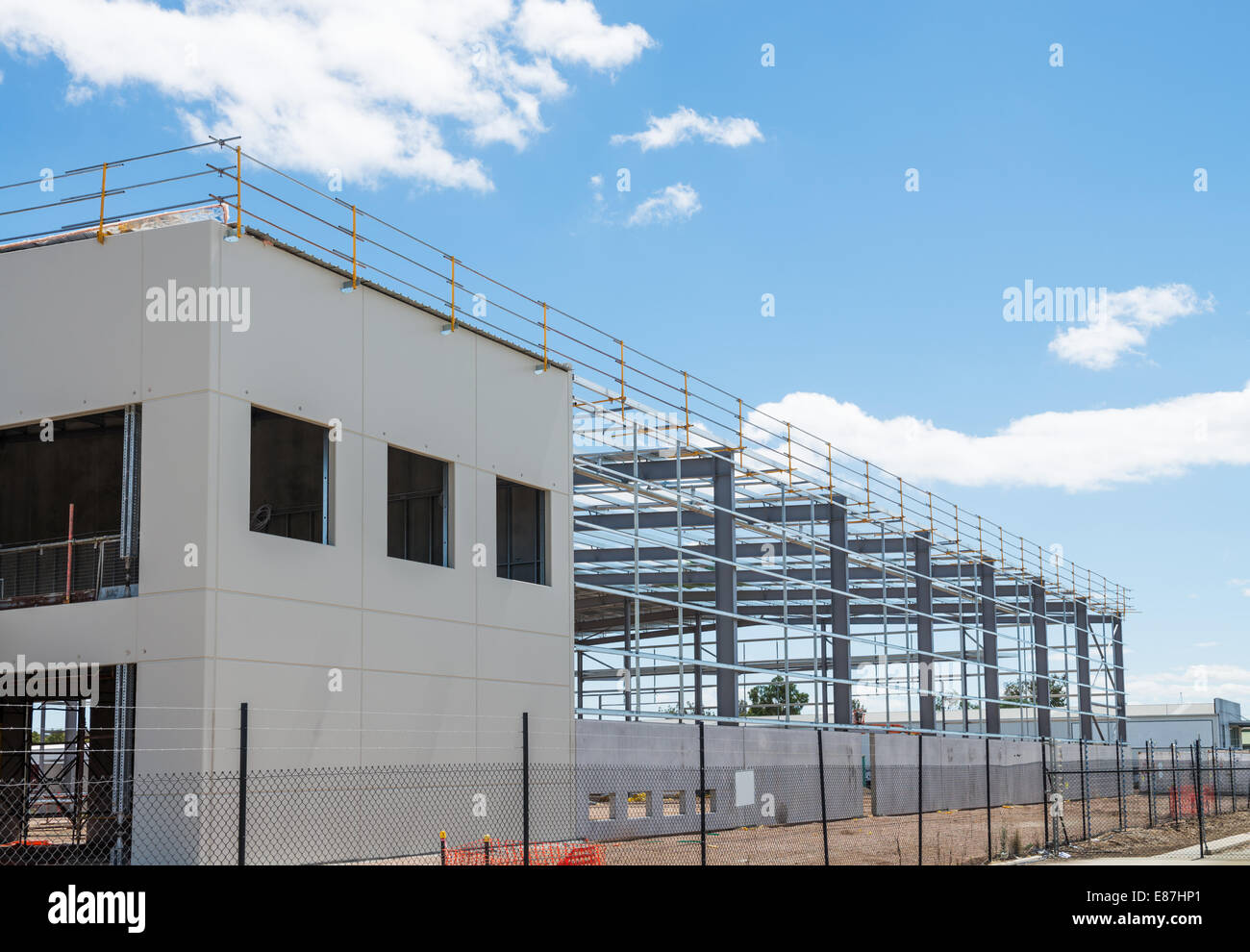 Site de construction industrielle contre le ciel bleu Banque D'Images