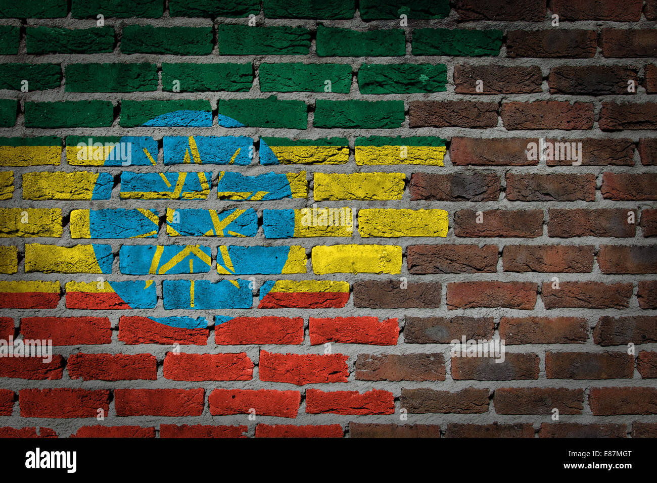Très vieux mur en brique rouge foncé texture avec drapeau - Ethiopie Banque D'Images