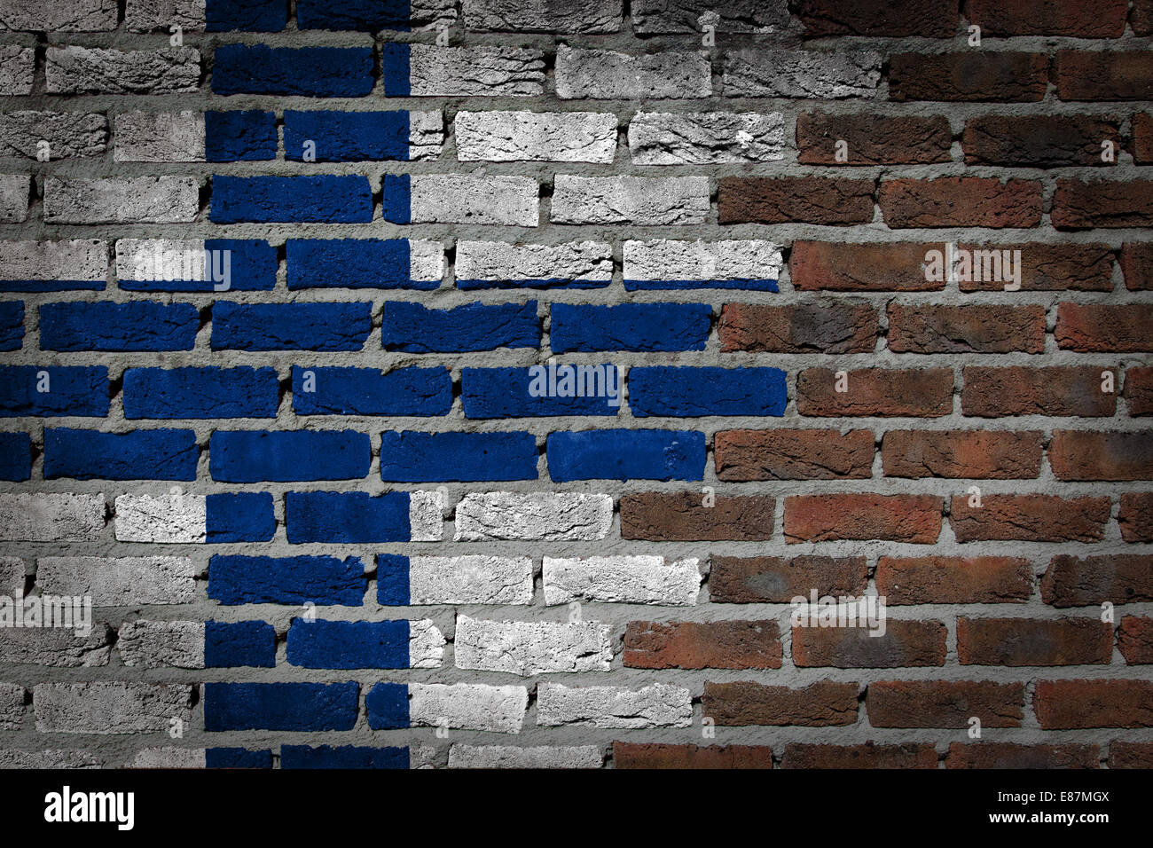 Très vieux mur en brique rouge foncé texture avec drapeau - Finlande Banque D'Images
