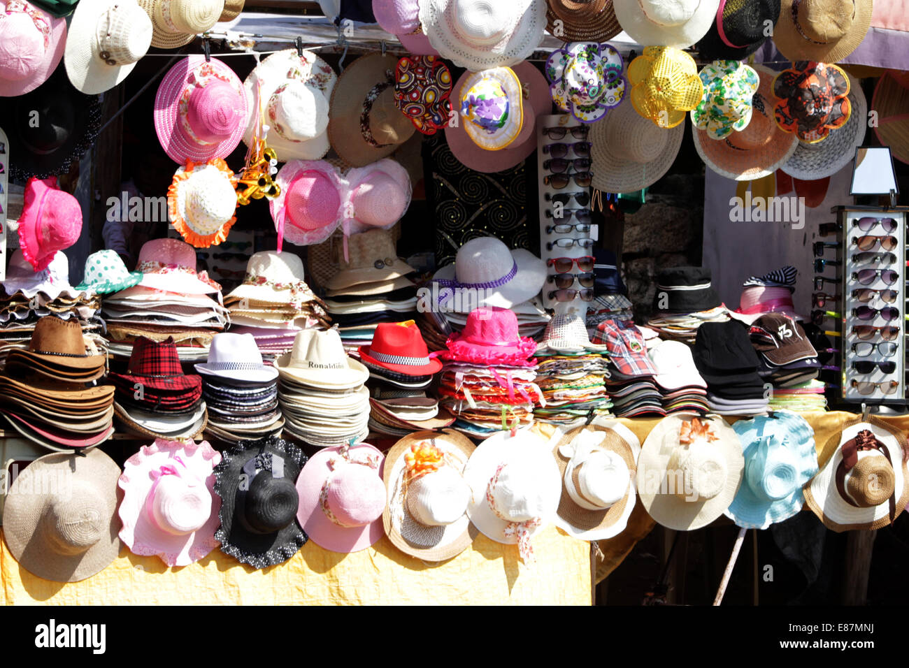 Street trader - hat vendeur stall sur mamallapuram kanchipuram,Tamil Nadu, Inde. Banque D'Images
